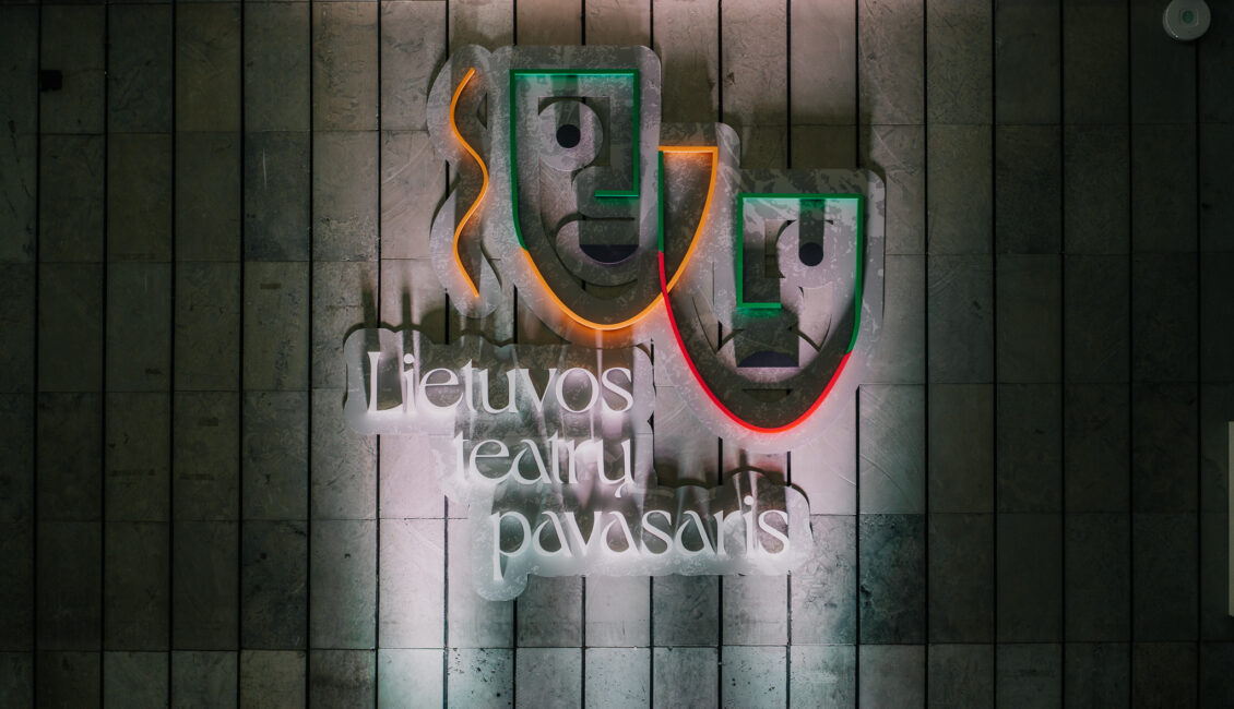 SIenos nuotrauka, ant sienos pritvirtintas Lietuvos teatrų pavasario užrašas ir logotipas.