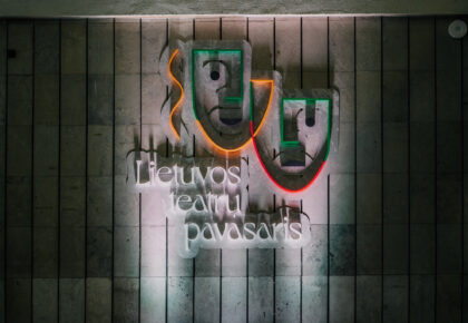 SIenos nuotrauka, ant sienos pritvirtintas Lietuvos teatrų pavasario užrašas ir logotipas.